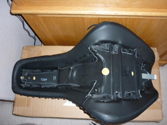  - 89266d1263583809-00-07-softail-deuce-fxstd-studded-2-up-seat-p1000594