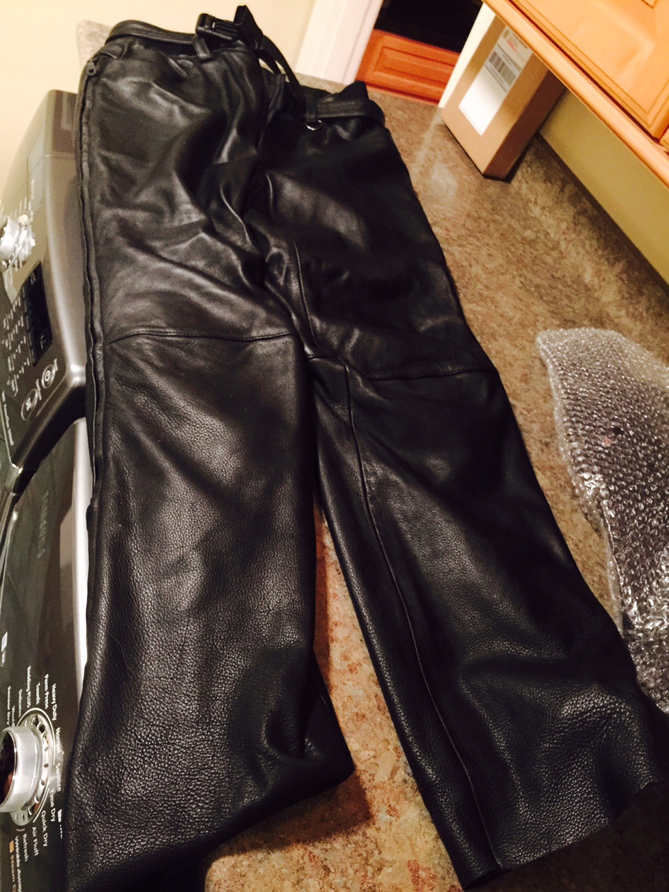 https://www.hdforums.com/forum/attachments/gear-and-other-items-for-sale/482290d1471518757-harley-fxrg-leather-pant-fullsizerender-3-.jpg