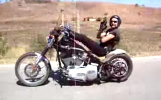 Guy Does Crazy “Handlebar Trick” on His Harley-Davidson