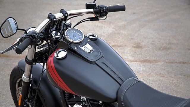 Harley Davidson Dyna Glide: How to Remove Fuel Tank