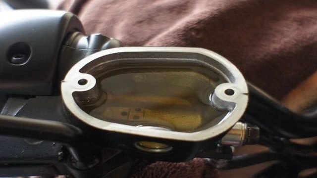Harley Davidson Dyna Glide: How to Replace Brake Fluid
