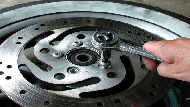 Harley Davidson Dyna Glide: How to Replace Front Rotors