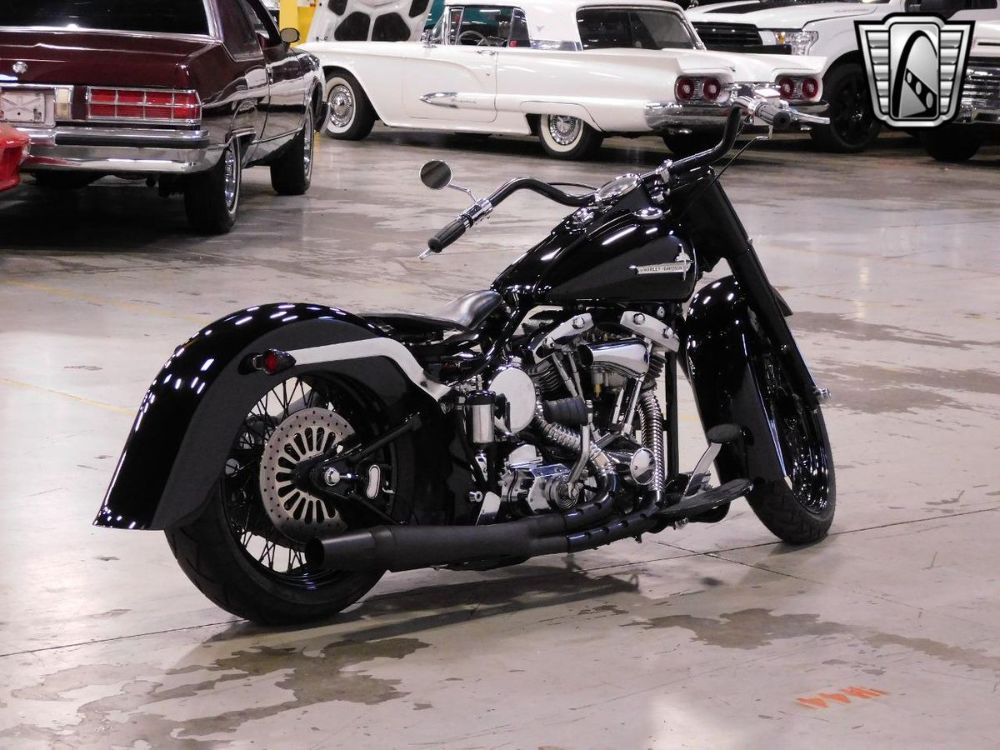 Dig This Blacked-Out Custom Shovelhead